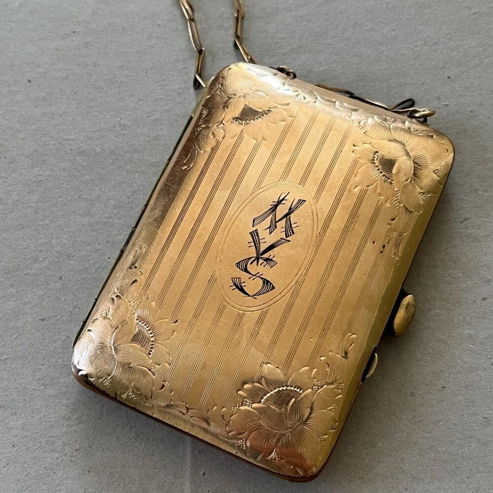 Vintage Art Nouveau "solid gold shell" miniature coin purse with attached chain - Picture 5 of 10